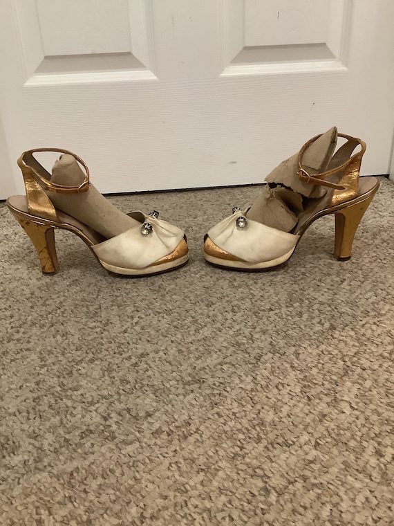 Vintage 1940s 1930s Gold cream Platform peep toe h