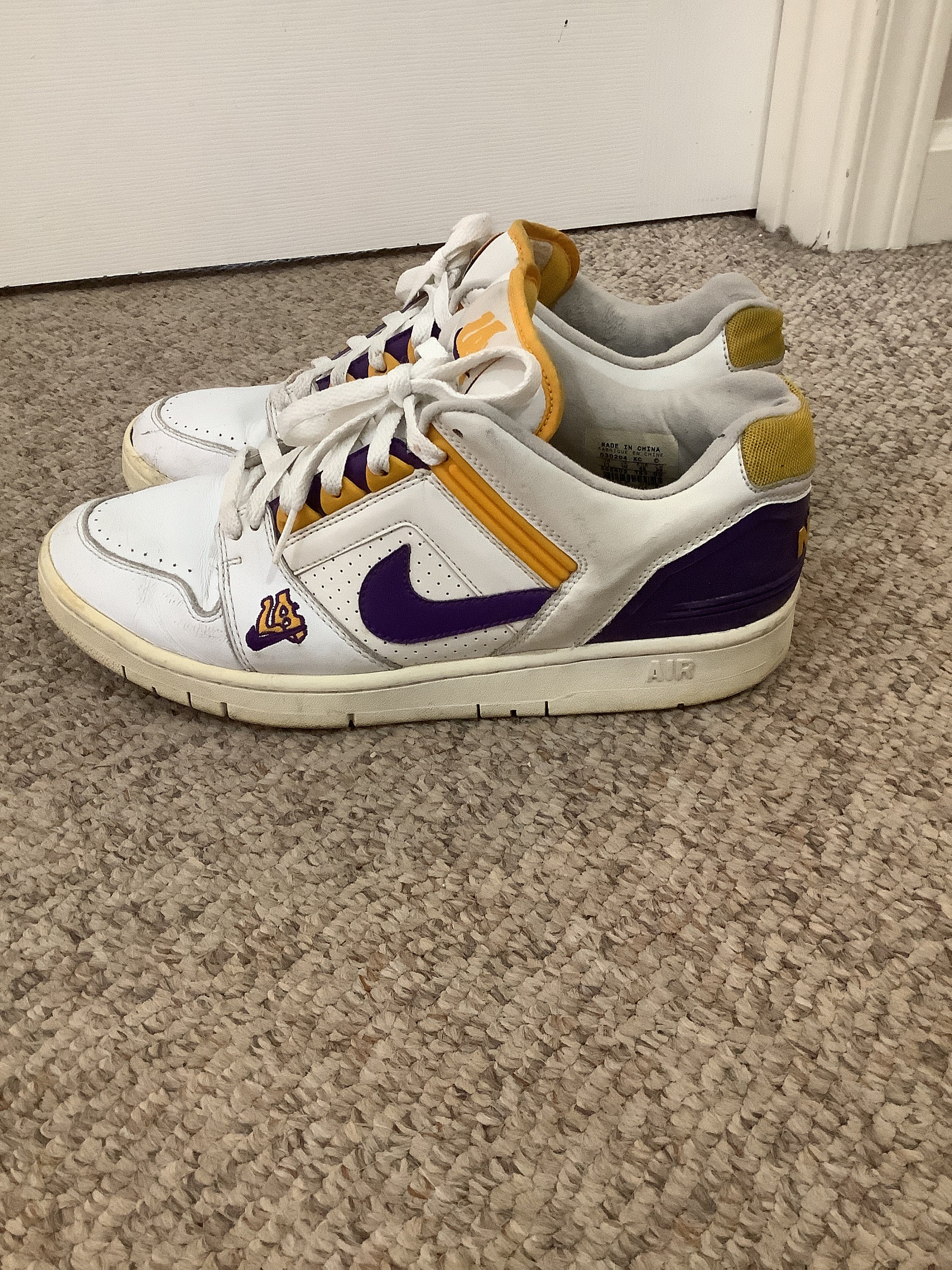 NIKE Kobe Bryant Throw Back L A LAKERS Purple Gold Sneakers Boys Shoes Sz  4.5