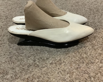 Vintage 60s Beth Levine Herbert Levine Off to Tokyo KABUKI white leather black Lacquered Mules slip on shoes sz 6-6.5