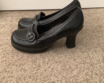 Vintage 90s Toque de queda plataforma de mocasín negro tacón escuela chica hebilla bomba zapatos de tacón grueso sz 9