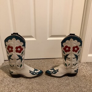 Vintage 80s 90s ACME beige blue n Red cut out flower and bird Wrstern Cowboy boho beautiful boots sz 6