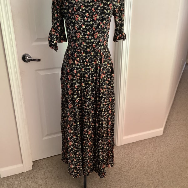 Vintage 80s 90s Elizabeth Wayman black floral boho prairie dress fitted with pockets in front sz S