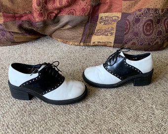 Vintage 1990 Sternzeichen Schnürschuhe schwarz-weiß Oxford zweifarbige Sattel-Schuhe chunky absatz Y2k Schuhe Größe 5.5-6.5
