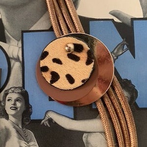 Gravata bolo vintage estilo leopardo dourada com corda dupla estilo western glam dos anos 80