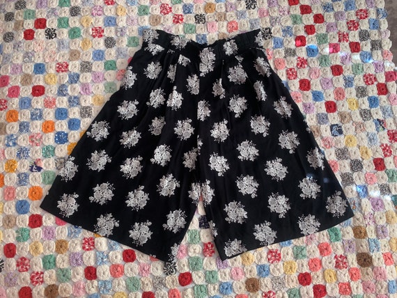 Vintage 80s/90s high waisted floral rayon shorts … - image 2