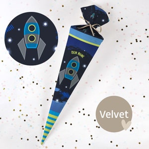 Cono escolar cosido con nombre - tela - ¡completo con cartón en blanco! Lanzamiento de cohetes - Azul oscuro - Terciopelo - Vel425