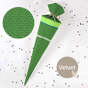 Cono escolar cosido con nombre - tela - ¡completo con cartón en blanco! Triángulos - Verde - Terciopelo - Vel400