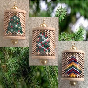 Puede incluir: Tres adornos navideños de cuentas con forma de árbol de Navidad. Los adornos están hechos de cuentas marrones y beige y presentan diseños de árboles de Navidad de diferentes colores. Los adornos cuelgan de cordones dorados.