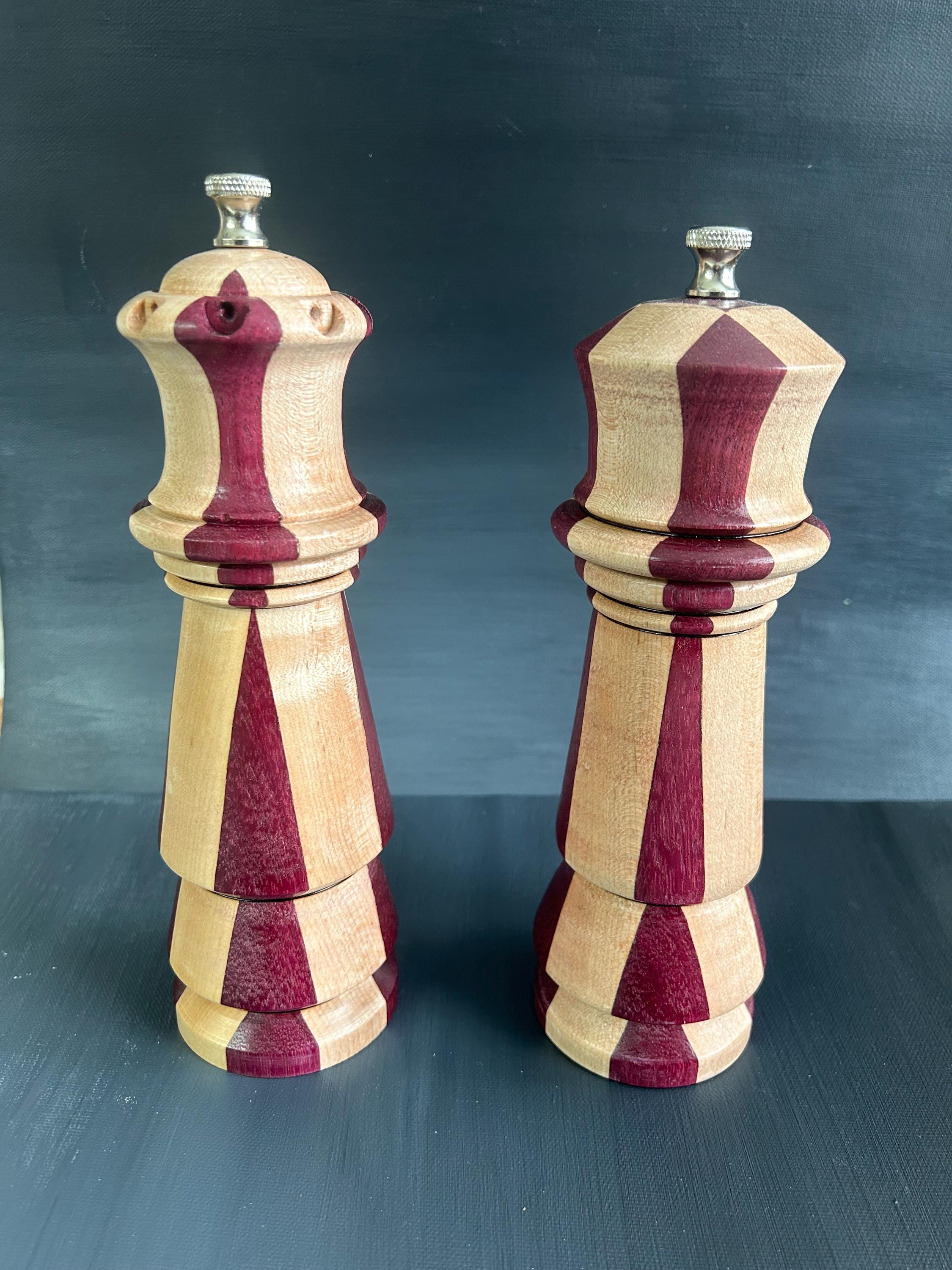 Juego de ajedrez, molinillo de sal y pimienta hecho a mano