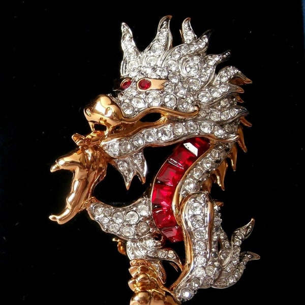 Broche de dragón firmado por Swarovski en rodio con cristales rojos y pavé