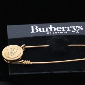 Broche de seguridad para falda escocesa, chapado en oro, firmado por Burberrys of London. Logotipo de Burberry: fabricado en EE. UU.