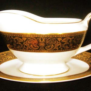 Minton Grandee Gravy Boat with Stand Bone China Made in England