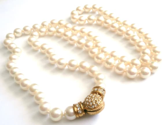 ネックレス・ペンダント Emblem Pearl Necklace Chanel Authentic Faux Pearl Necklace with CC front emblem