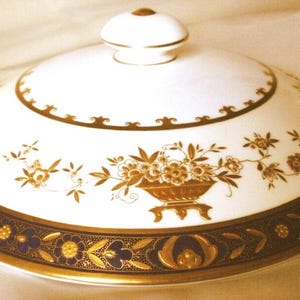 Deksel van kobaltblauwe groentekom uit de Minton Dynasty: vervanging van porselein