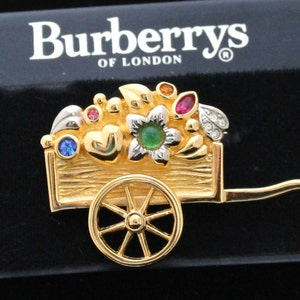 Burberrys of London Brosche Vergoldeter Blumenwagen mit Kristallen