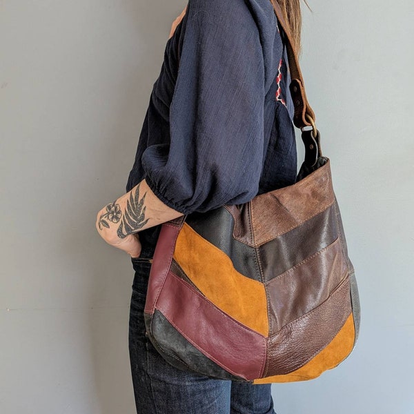 70s Style Chevron Gestreifte Ledertasche, Upcycled und OOAK, Casual Slouchy Goodness