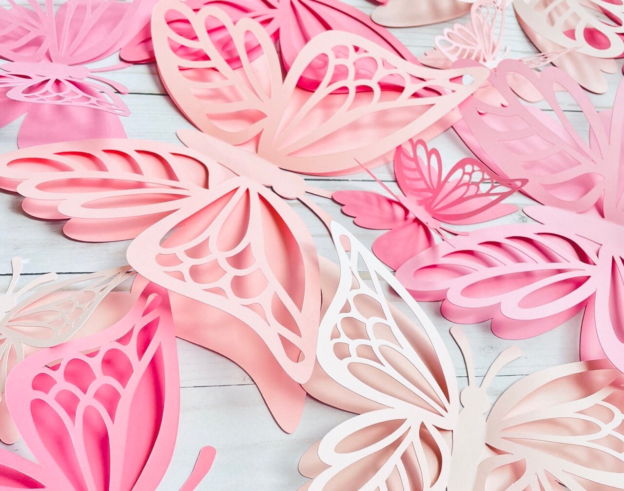 ElecMotive Lot de 100 Papillons 3D Carte de Verre Marque Place Forme de  Papillon Ajouré Décoration de Table pour Fêtes Mariage (Rose) : :  Cuisine et Maison