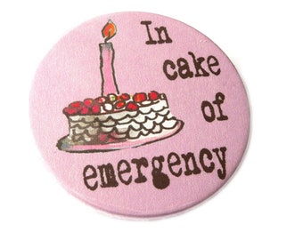 Magnet, Button, Taschenspiegel oder Flaschenöffner, in cake of emergency