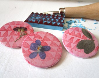 3 Buttons, gepresste Blüten auf gestempeltem Papier, 38mm