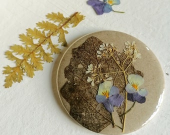 Compact mirror with real dried flowers. 59mm, unique pocket mirror. Including gift packaging.