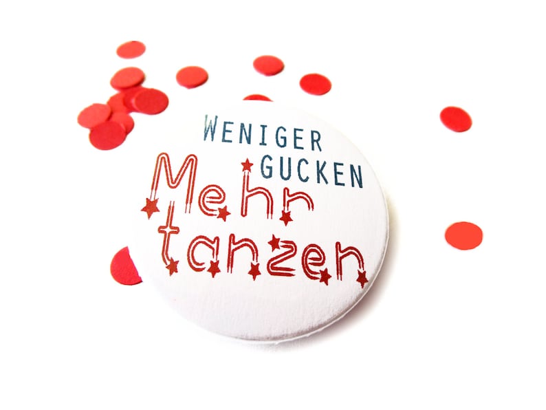 Weniger gucken, mehr tanzen, Button, Magnet, Flaschenöffner oder Taschenspiegel image 1