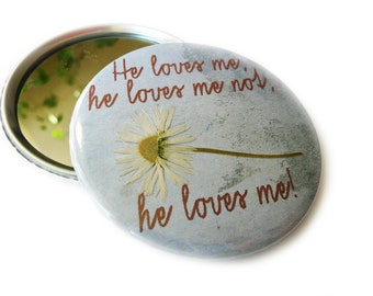 He loves me, he loves me not. Taschenspiegel mit getrocknetem Gänseblümchen, 59mm