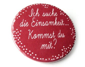 Button, Magnet, Taschenspiegel, Flaschenöffner. Einsamkeit.