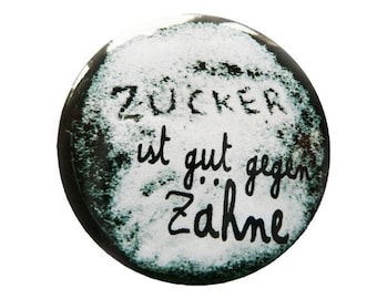 Magnet, Button, Taschenspiegel oder Flaschenöffner, Zucker ist gut gegen Zähne.