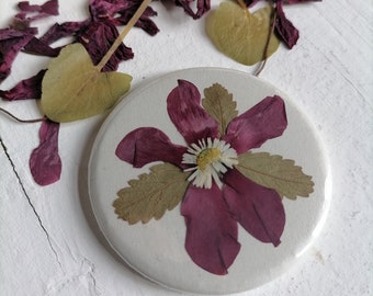 Compact mirror with real dried flowers. 59mm, unique pocket mirror. Including gift packaging.