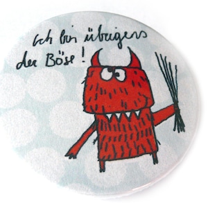 Könnte beinhalten: Ein runder Knopf mit weißem Hintergrund und einem roten Monster mit Hörnern und einem zahnigen Grinsen. Das Monster hält in seiner rechten Hand einen Bündel Stöcke. Der Text "Ich bin übrigens der Böse!" ist oben auf dem Knopf in Schwarz geschrieben.