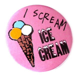 Könnte beinhalten: Rosa Knopf mit dem Text "I scream ice cream" in schwarzer Schrift. Auf der linken Seite des Knopfes ist ein Comic-Eiswaffel mit drei Kugeln Eis abgebildet.