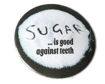 Sugar is good against teeth, Button, Magnet, Taschenspiegel oder Flaschenöffner.