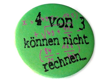 4 von 3 können nicht rechnen. Button, Magnet, Taschenspiegel oder Flaschenöffner, handgemacht.