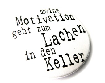 Meine Motivation geht zum Lachen in den Keller. Button, Magnet, Taschenspiegel oder Flaschenöffner.