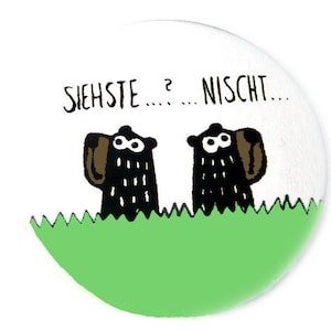 Puede incluir: Dos osos negros con orejas marrones y grandes ojos se miran. Están de pie en la hierba verde. El texto "SIEHST... ...NICHT..." está por encima de los osos.