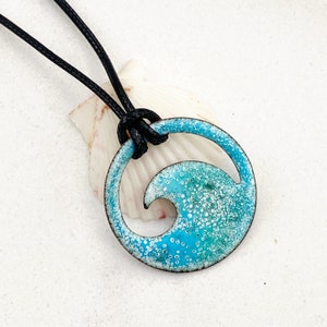 Blauwgroene oceaanbellen geëmailleerde golfketting met zwart koord, personalisatie optioneel