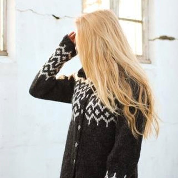 Handknitted cardigan made of 100% icelandic wool