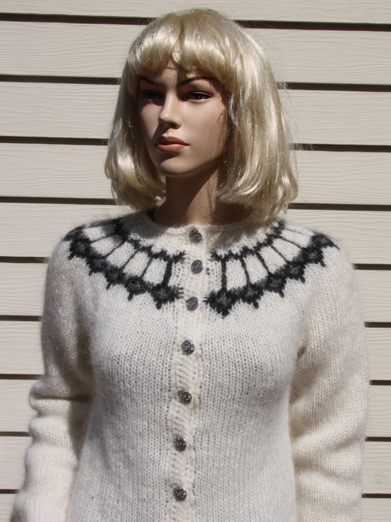 Icelandic traditional sweater, lopapeysa image 5