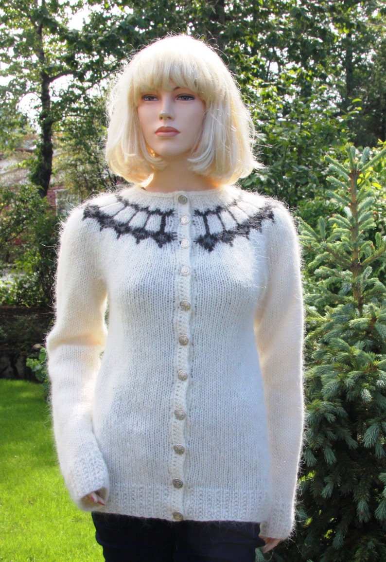 Icelandic traditional sweater, lopapeysa image 4