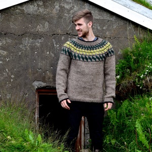 Traditional Icelandic sweater for men image 2