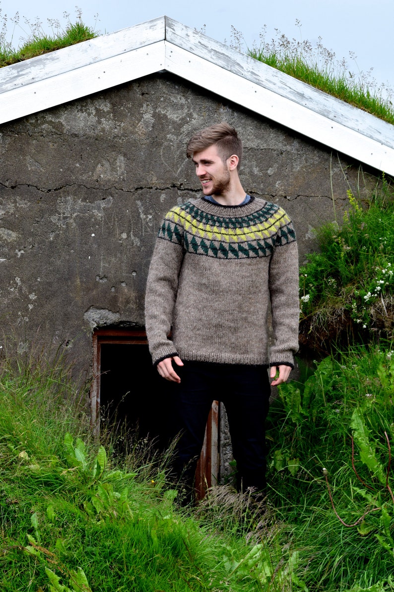 Traditional Icelandic sweater for men image 2