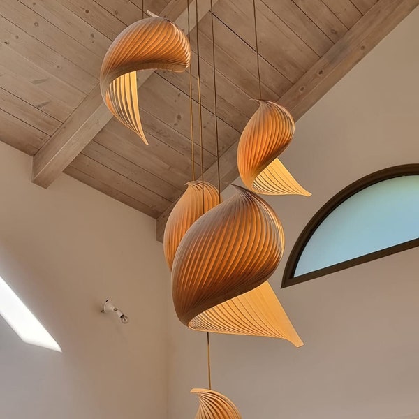 Éclairage contemporain,  suspension, « Wing » Lampe en bois de placage, érable