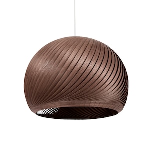 K&ouml;nnte beinhalten: Eine braune Holz-Pendelleuchte mit einem geschwungenen, gerippten Design.