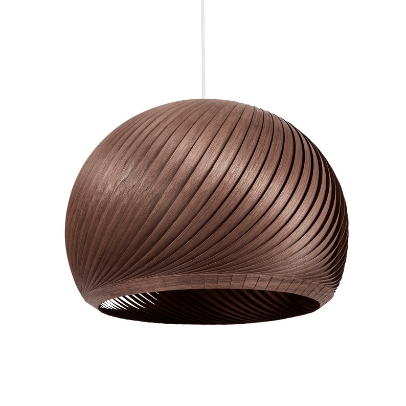 K&ouml;nnte beinhalten: Eine braune Holz-Pendelleuchte mit einem geschwungenen, gerippten Design.