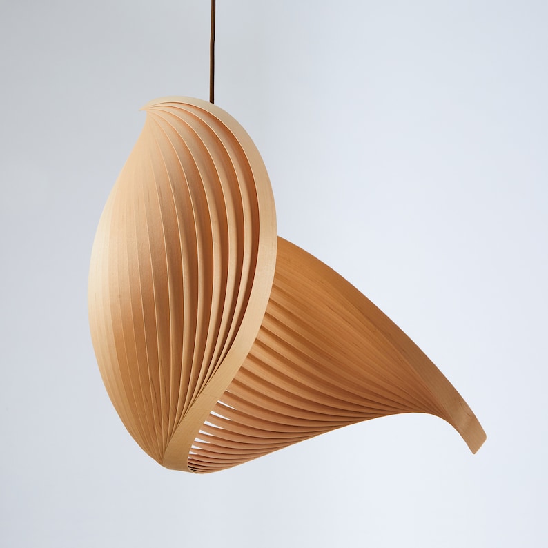 K&ouml;nnte beinhalten: Eine Holz-Pendelleuchte mit einem einzigartigen, geschwungenen Design. Die Leuchte besteht aus d&uuml;nnen, sich &uuml;berlappenden Holzstreifen, die eine flie&szlig;ende, organische Form erzeugen.
