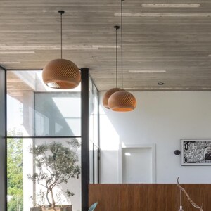 Pendelleuchte aus Walnussholz – Deckenleuchte aus furniertem, gebogenem Holz, Japandi-Beleuchtung, Kronleuchter, skandinavische Hängelampe – Wind Bild 8