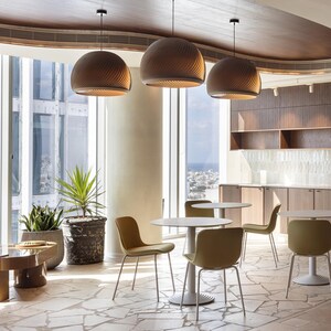 Pendelleuchte aus Walnussholz – Deckenleuchte aus furniertem, gebogenem Holz, Japandi-Beleuchtung, Kronleuchter, skandinavische Hängelampe – Wind Bild 7