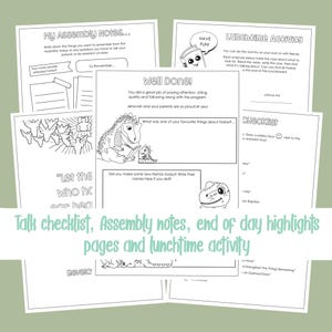 Puede incluir: Un conjunto de p&aacute;ginas de actividades imprimibles sobre un fondo verde claro. Las p&aacute;ginas incluyen t&iacute;tulos como "My Assembly Notes" y "Lunchtime Activity". Hay ilustraciones de dinosaurios y bocadillos de texto. El texto dice "Talk checklist, Assembly notes, end of day highlights pages and lunchtime activity."