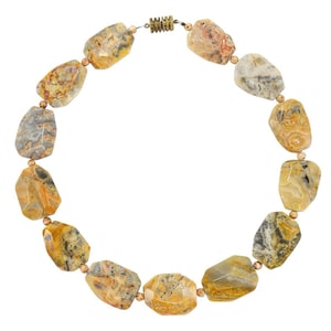 Minimalistische bohoketting crème café au lait agaat / handgesneden jaspis kralen