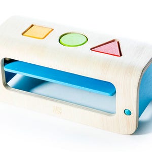 Montessori Natural Wood Shape Sorting Toy - Learn Shapes and Colors! Eco-Friendly Educational Toy for Babies & Toddlers.